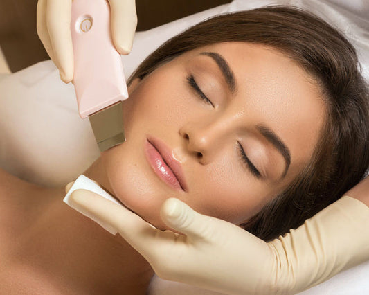 Dybderensende ansigtsbehandling med Skin Scrub